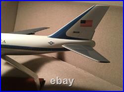 AIR FORCE ONE USAF BOEING B747-200 VC-25A 28000 1100 1/100 RESIN MODEL WithSTAND