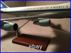 AIR FORCE ONE USAF BOEING B747-200 VC-25A 28000 1100 1/100 RESIN MODEL WithSTAND